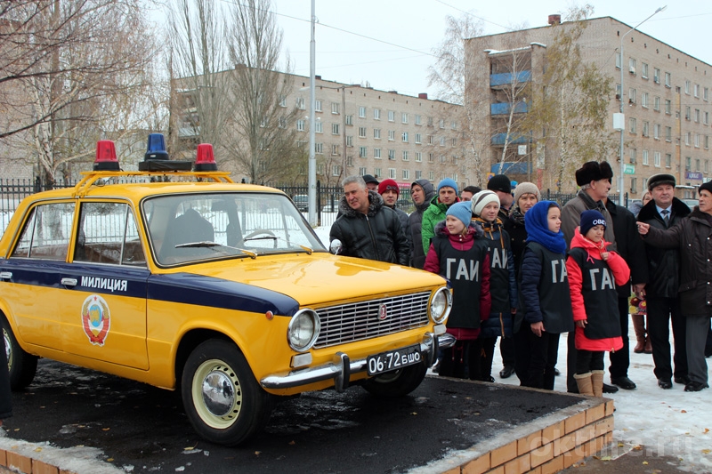 В Октябрьском открыли памятник «копейке»