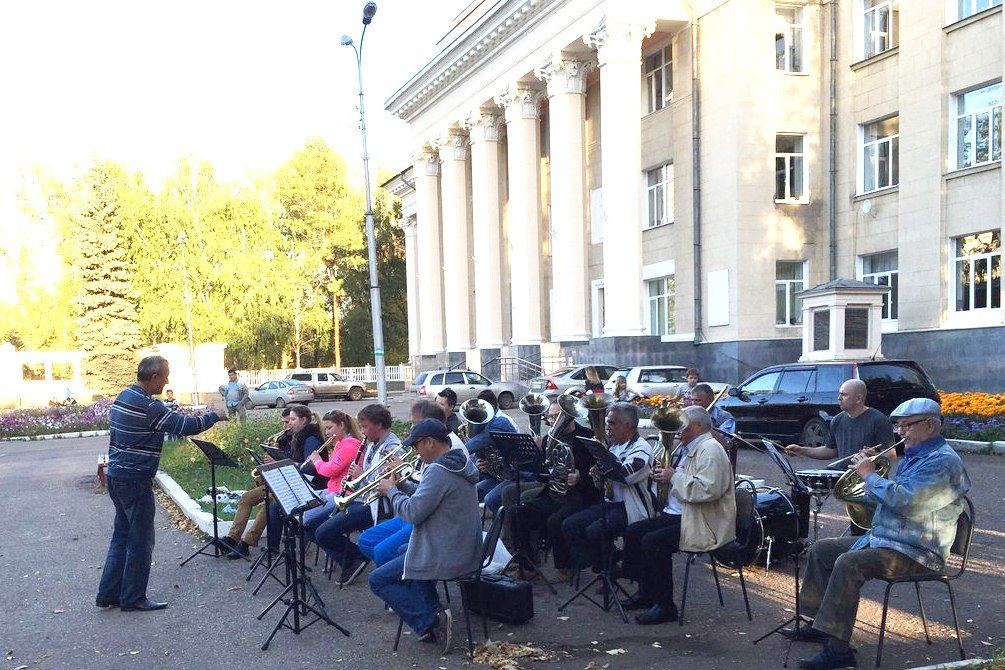 Танцы под духовой оркестр