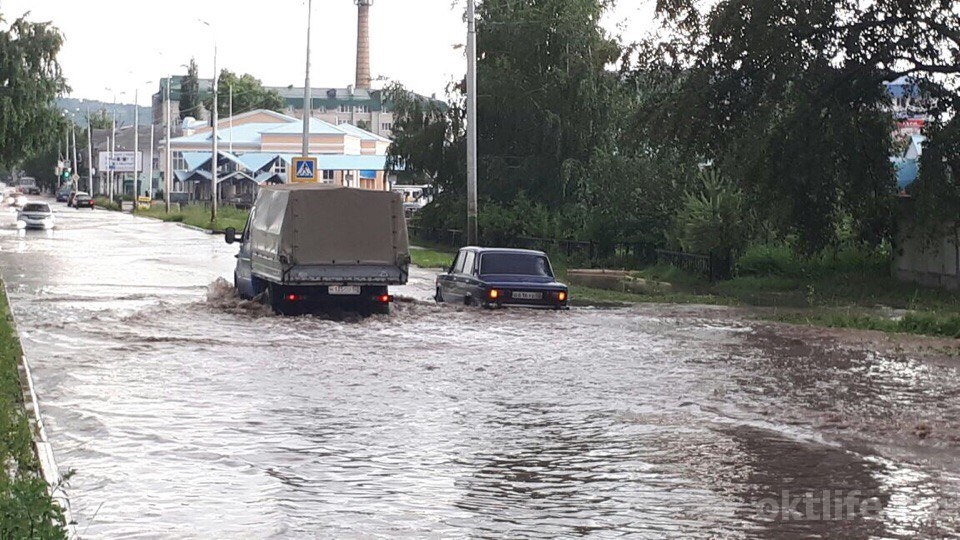 Октябрьский вчера оказался во власти сильного циклона