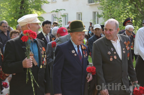 Поклонимся великим тем годам!