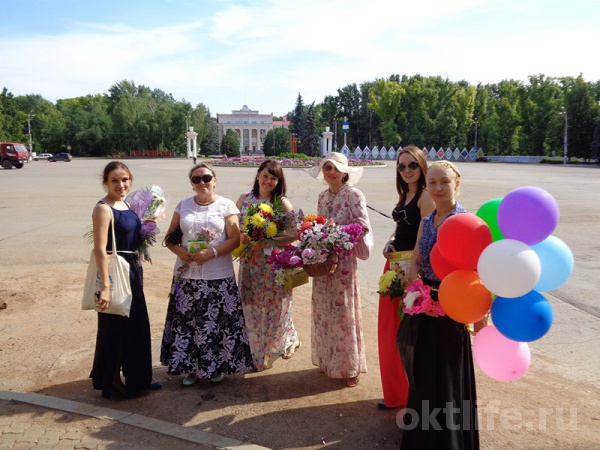 Цветок и улыбка – незнакомке!