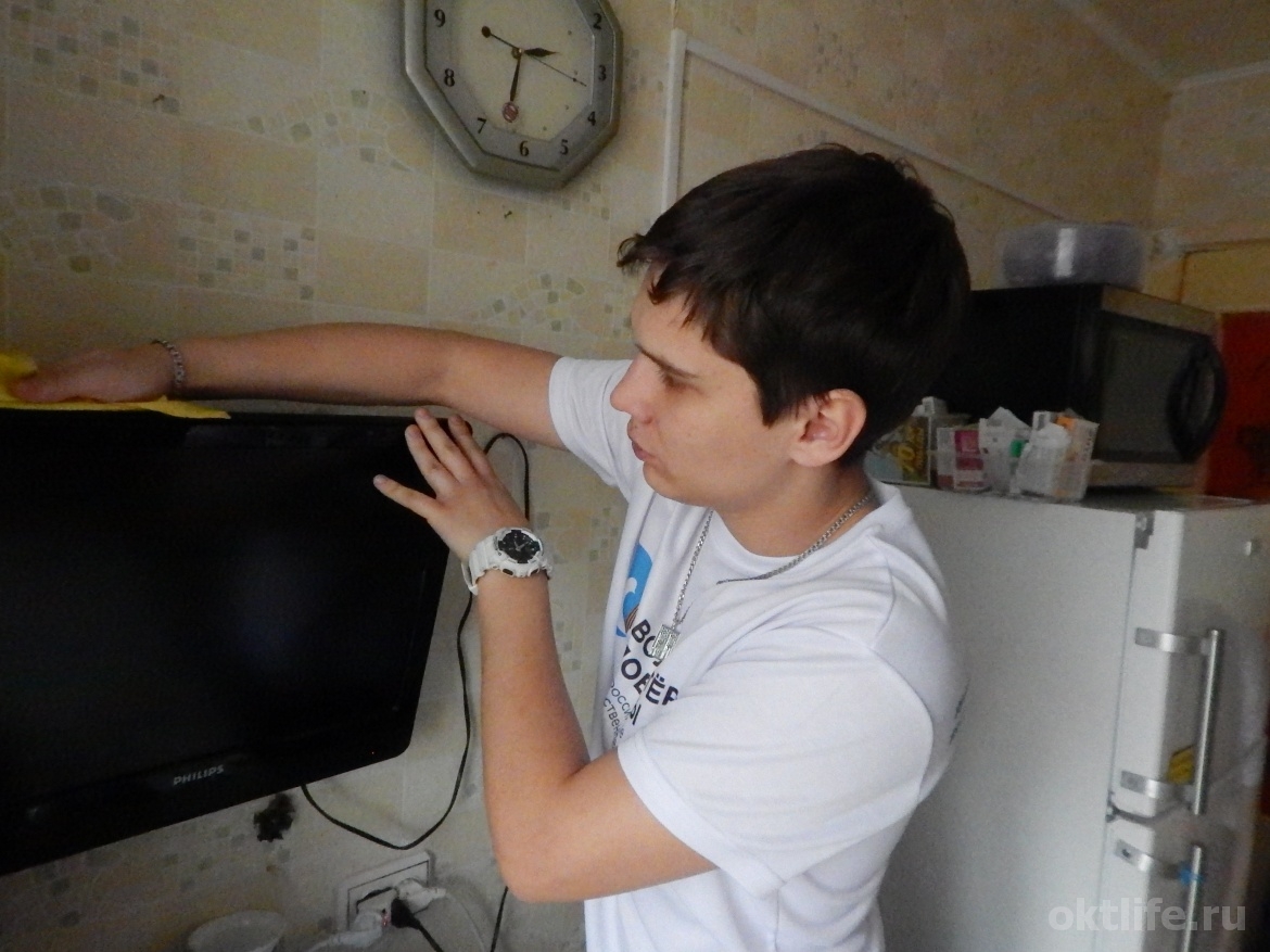 Помогают делом 