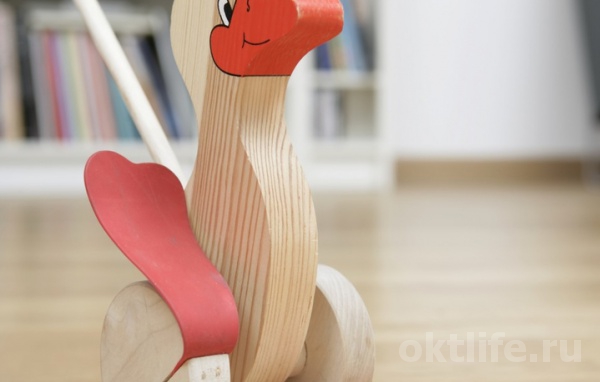 Воспитательница уколола иголкой непослушного ребенка