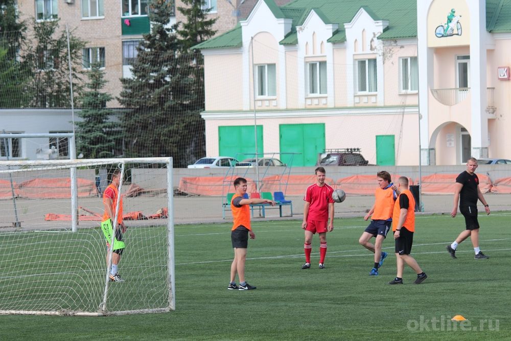 Депутаты играют в футбол