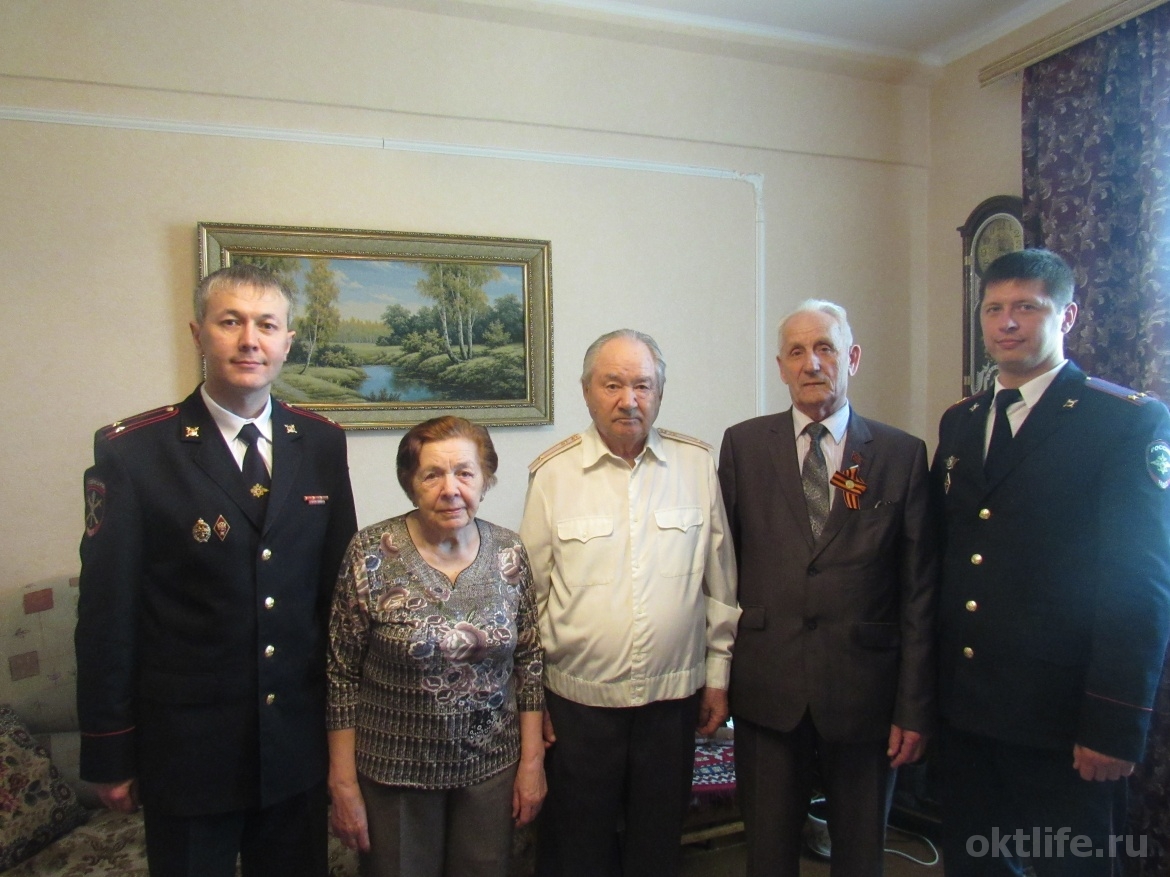 Полицейские Октябрьского поздравили ветеранов с Днем Победы