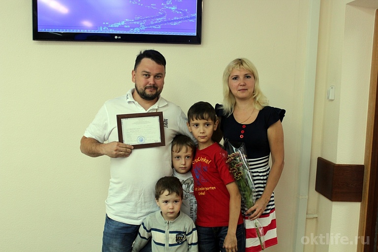 В Октябрьском 9 молодым семьям вручили жилищные сертификаты