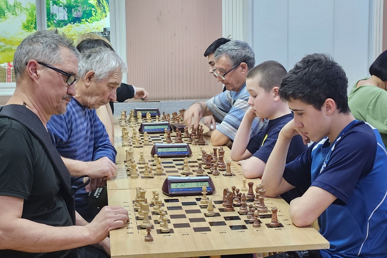 За шахматной доской — школьники и ветераны