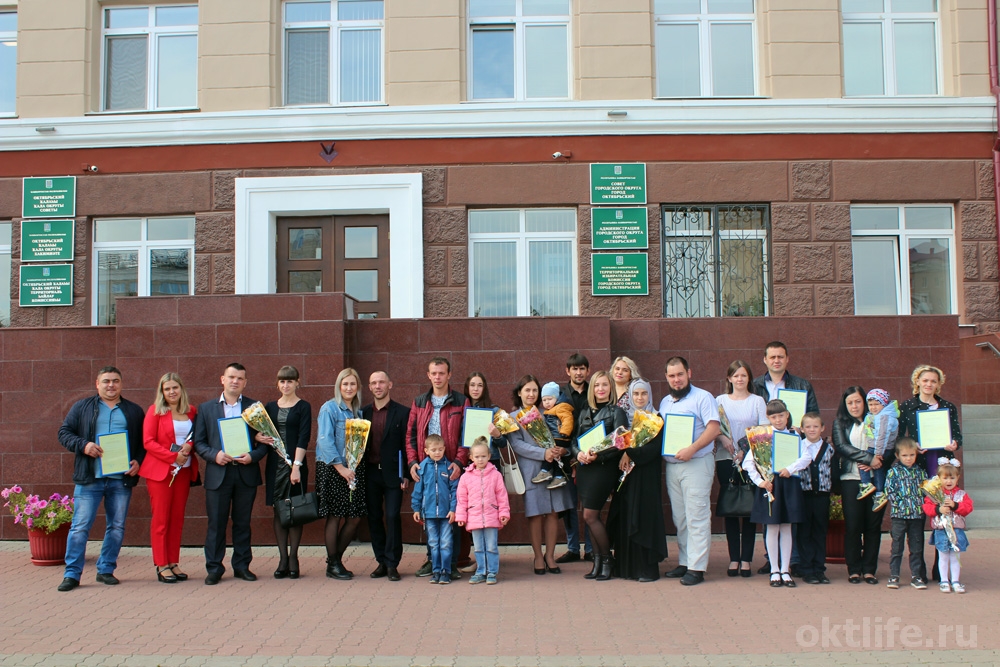 В Октябрьском многодетным семьям вручили жилищные сертификаты