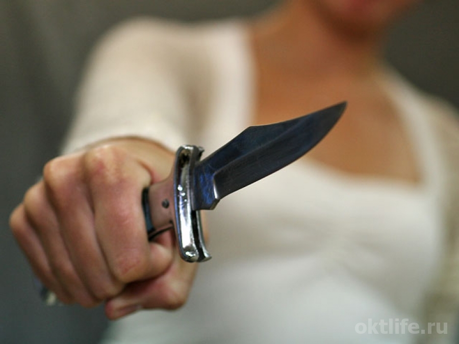Женщина схватилась за нож