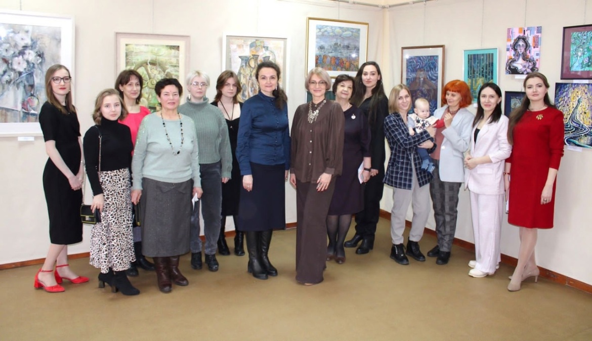«О, женщины!»: в Октябрьском открылась выставка педагогов-художниц