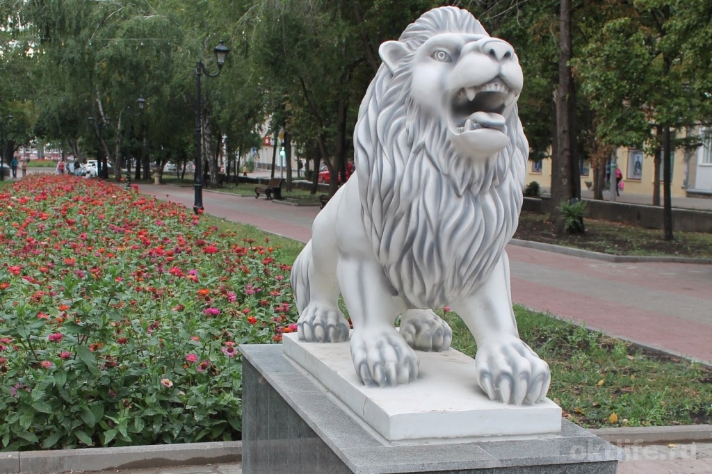 Октябрьский украсили скульптуры «царя зверей»