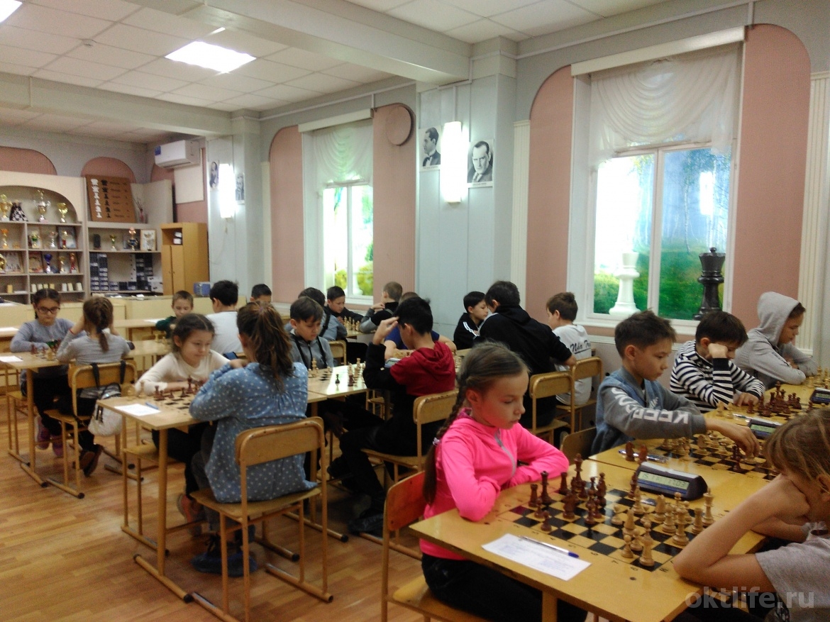 Сборные октябрьских школ сразились в шахматном турнире