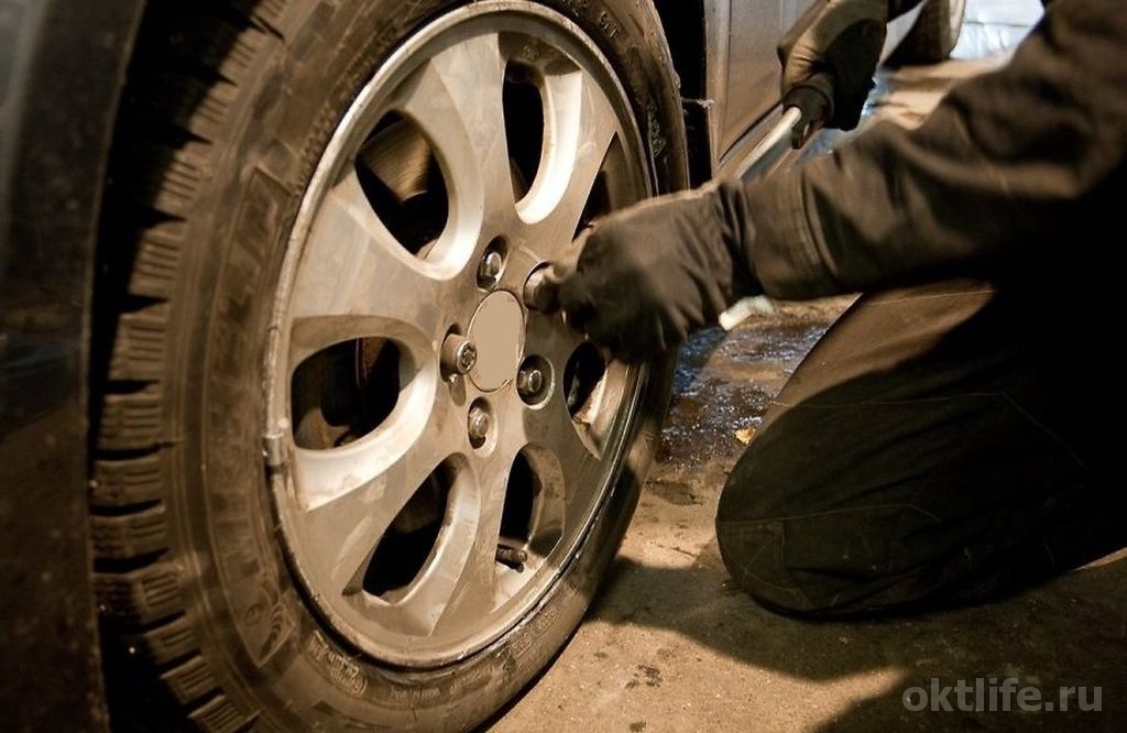Октябрьские полицейские разбираются по факту кражи колес с автомобиля
