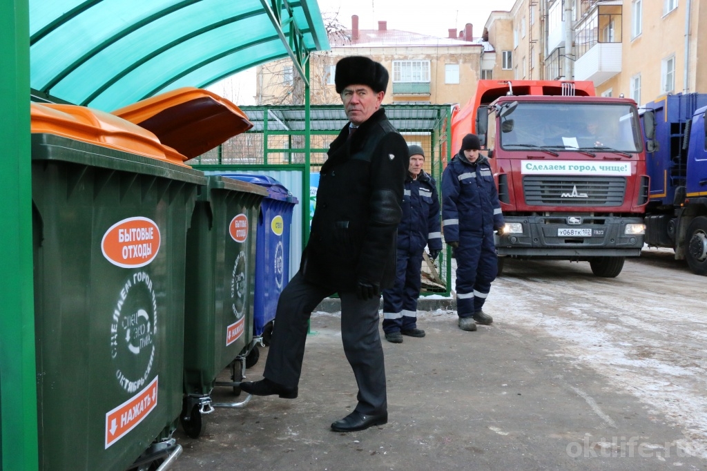 В Октябрьском начаты работы по замене обычных мусорных баков на евроконтейнеры