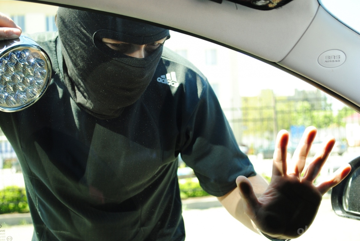 Октябрьские полицейские ведут розыск по факту кражи денег из автомобиля