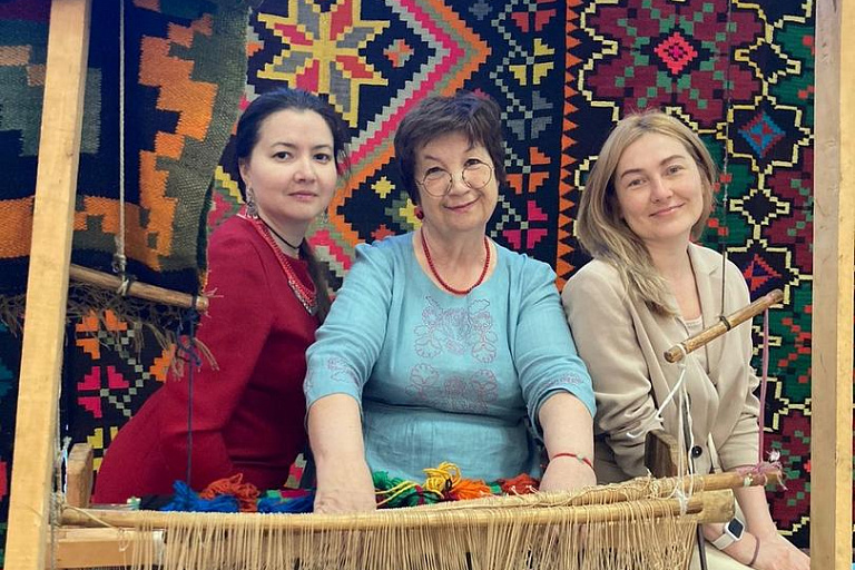 Октябрьские художники приняли участие в фестивале коврового ткачества