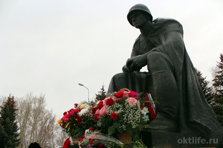 В Октябрьском почтили память воинов