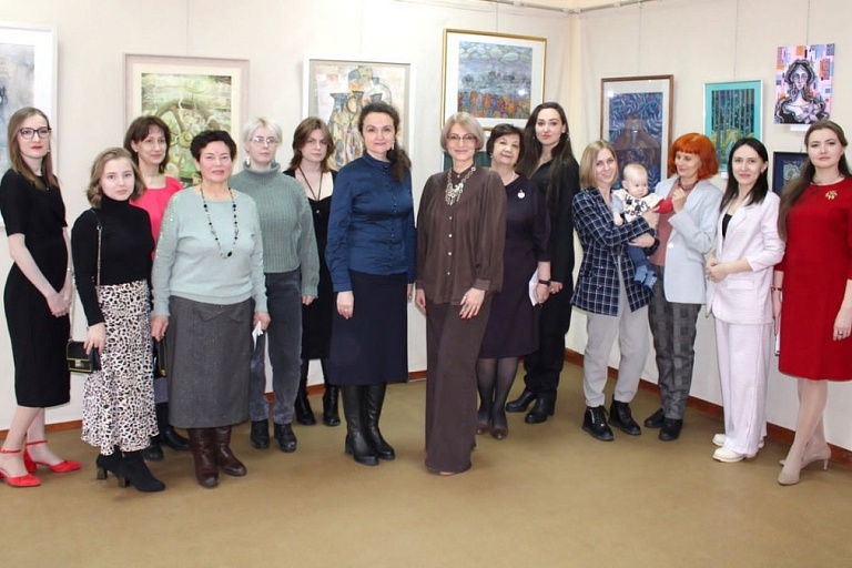 «О, женщины!»: в Октябрьском открылась выставка педагогов-художниц